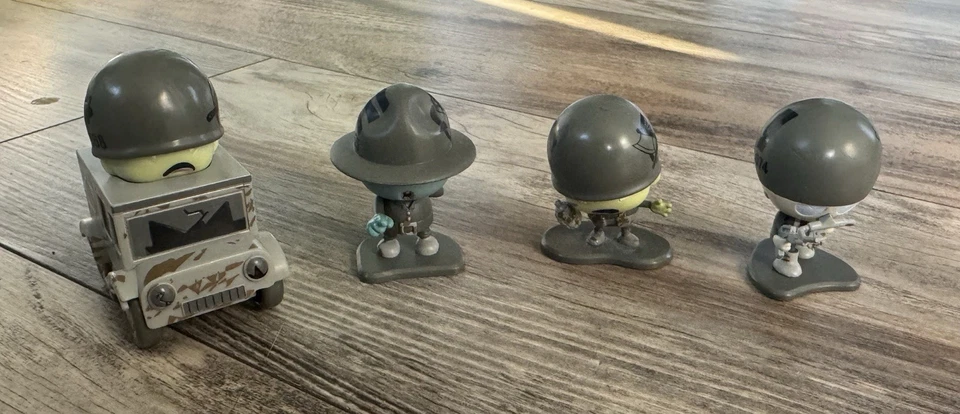 MGA Awesome Little Green Men Soldiers Figure Lot of 24 with Dog Tags & Stickers! - Image 2 of 4