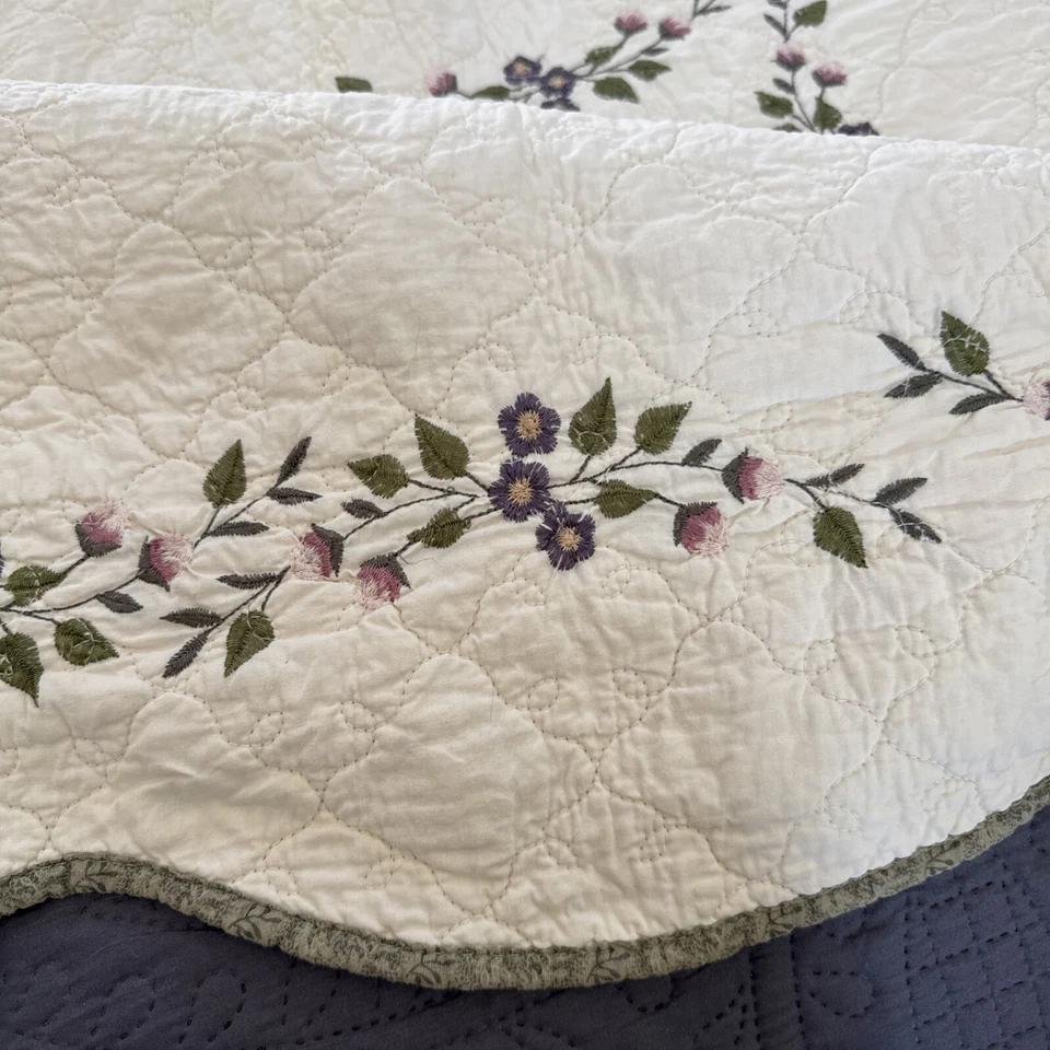 Embroidered Quilt King Size Scalloped Edge White Floral Coverlet Roses Cotton - Image 3 of 4