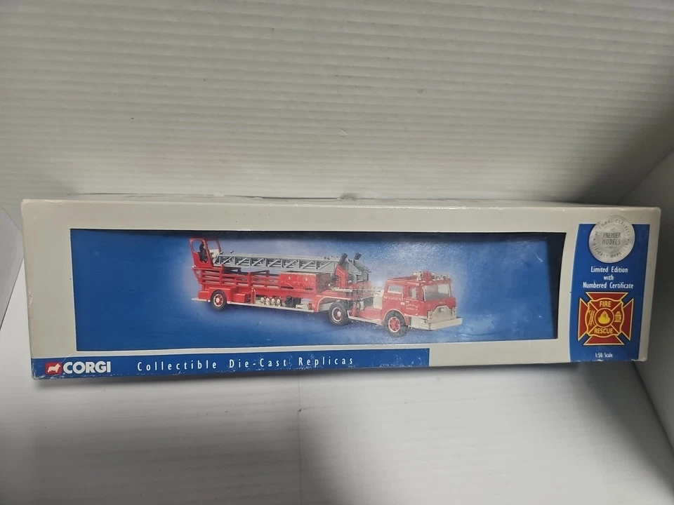 Corgi Diecast Model MACK CF AERIAL LADDER American Fire Tuck 2884 Of 4000 - Image 4 of 4