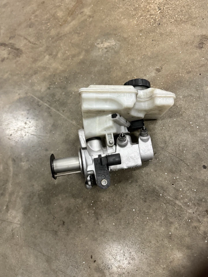 Главный тормозной цилиндр 2015 Audi S3 Prestige S3 S-Line - Изображение 2 из 2