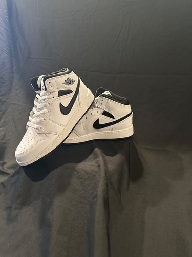 Brandneu Air Jordan in Box 1 Mid Schwarz Weiß Y4 - Bild 2 von 5