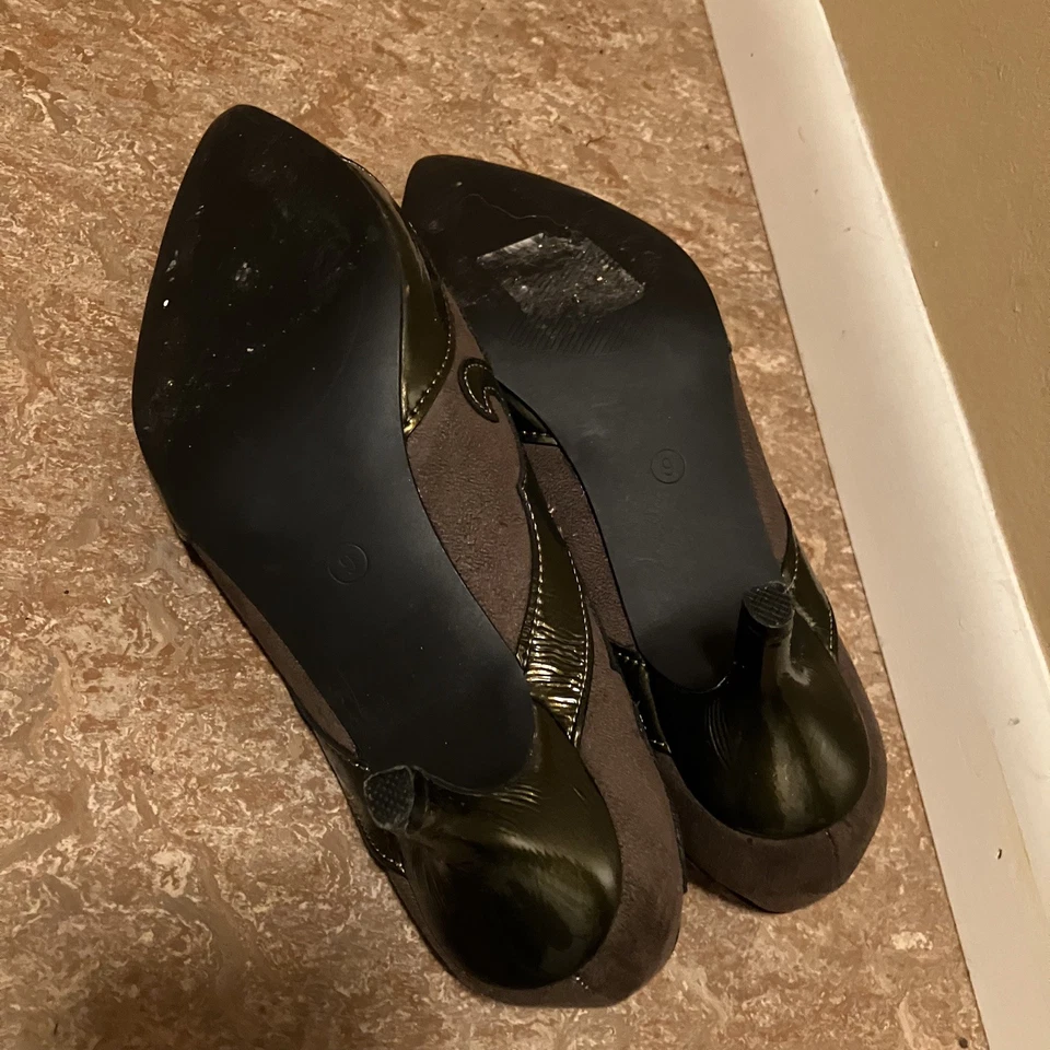 Vestido feminino Bellini marrom camurça e patente tamanho 9. Usado. - Imagem 2 de 4