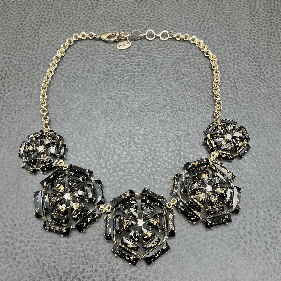 Collar Amrita Singh Distintivo Cristal Tono Dorado Ajustable Mujer Joyería Audaz Foto 2 de 4