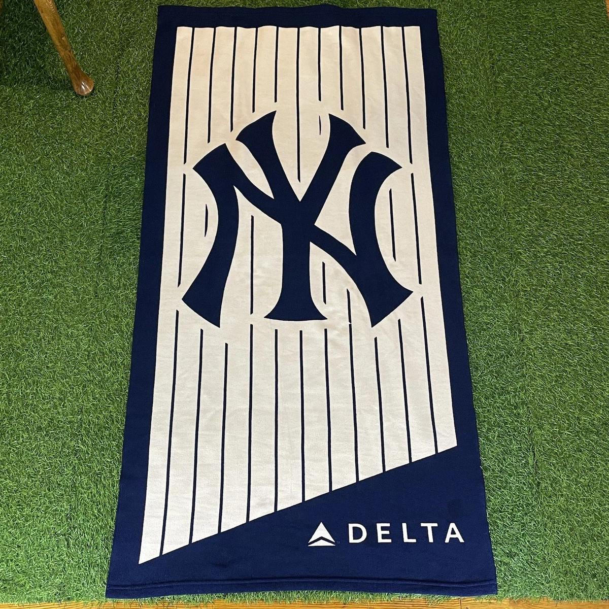 NWT Collectable New York Yankees Promo Beach Towel & Matching Bag MLB New York Yankees Mascot Beach Towel 30x60 Inches main image 3
