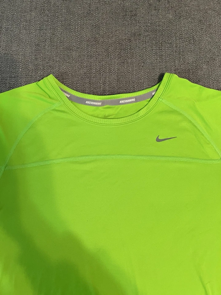 Camisa de corrida Nike feminina grande Dri Fit Nike Miler verde neon reflexiva LS - Imagem 2 de 4