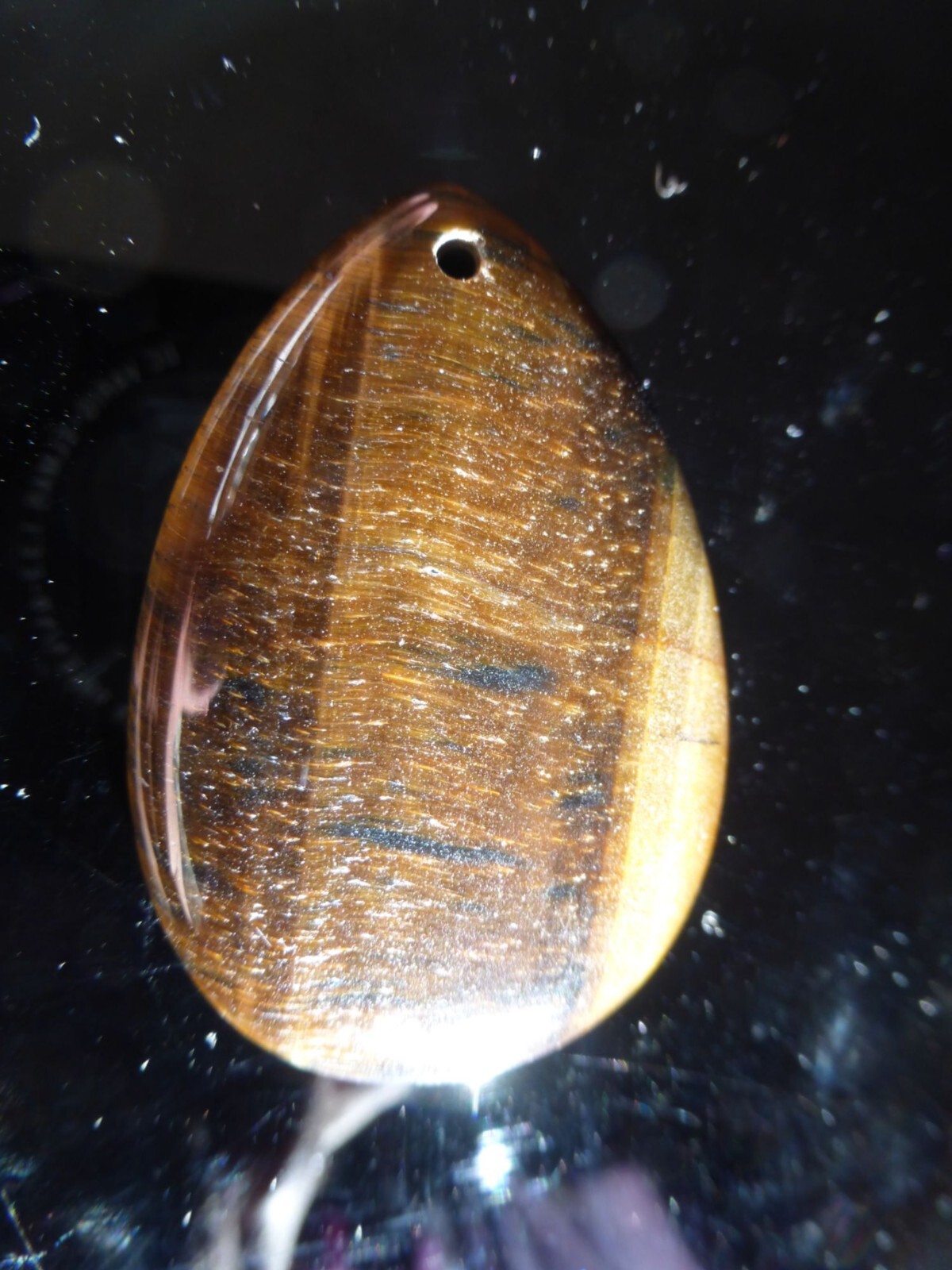 Pendentif larme en oeil de tigre de 4.8 cm avec reflets chatoyants N° 2157