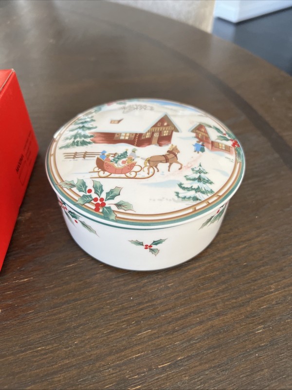 Mikasa Christmas Magic Candy Dish Lid Trinket Box Round Holly Accent Vintage NIB