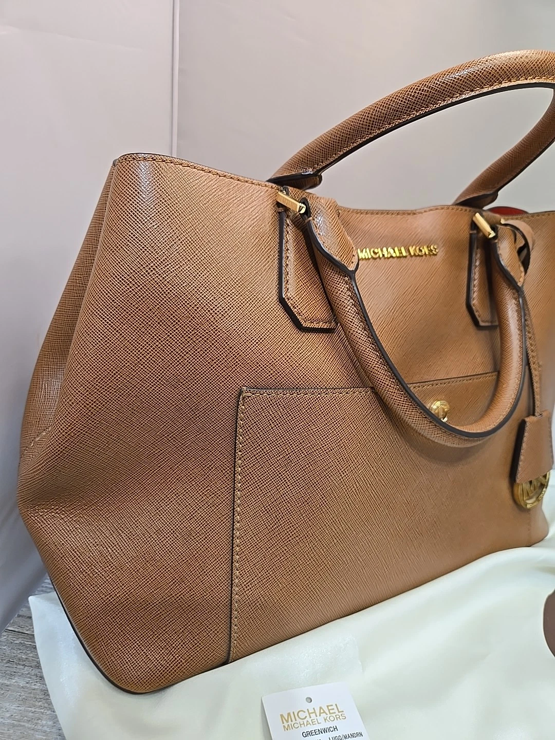 Borsa a secchiello Michael Kors in pelle marrone Greenwich etichette logo