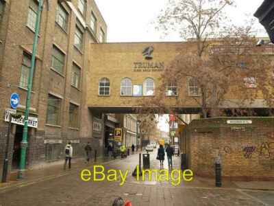 Foto 6x4 Truman Brewery, Brick Lane London Das schwarze Adler Symbol schmückt c2011