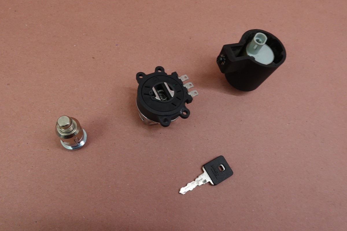 2009-2021 Harley-Davidson Iron 883 XL883N Lockset Ignition Key
