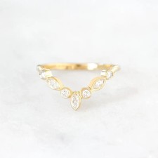 Anello a fascia a forma di V matrimonio diamante simulato tondo 1,30 ct placcato oro giallo 14 kt