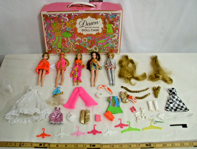 TOPPER TOYS 1970 DAWN DOLL LOT X5 DOLLS WITH EXTRA OUTFITS & DOLL CASE