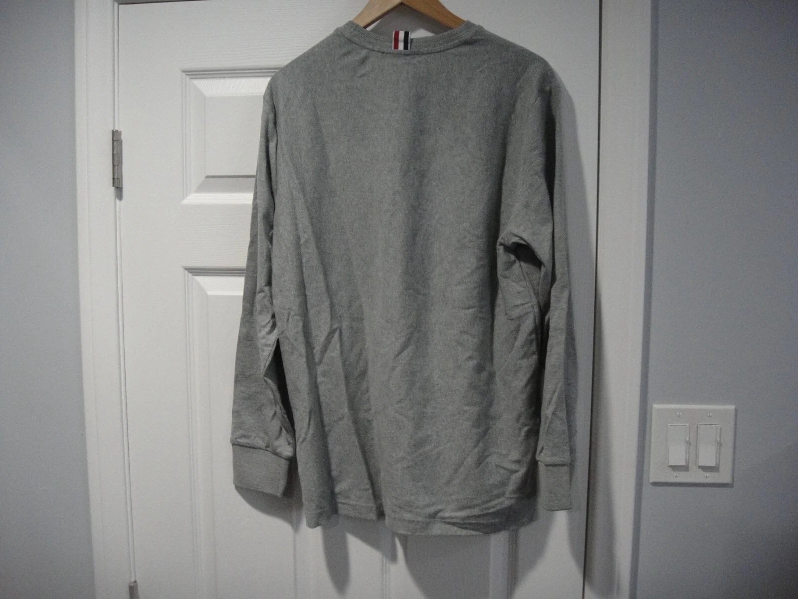 THOM BROWNE Maglione girocollo THOM BROWN colore grigio TB4