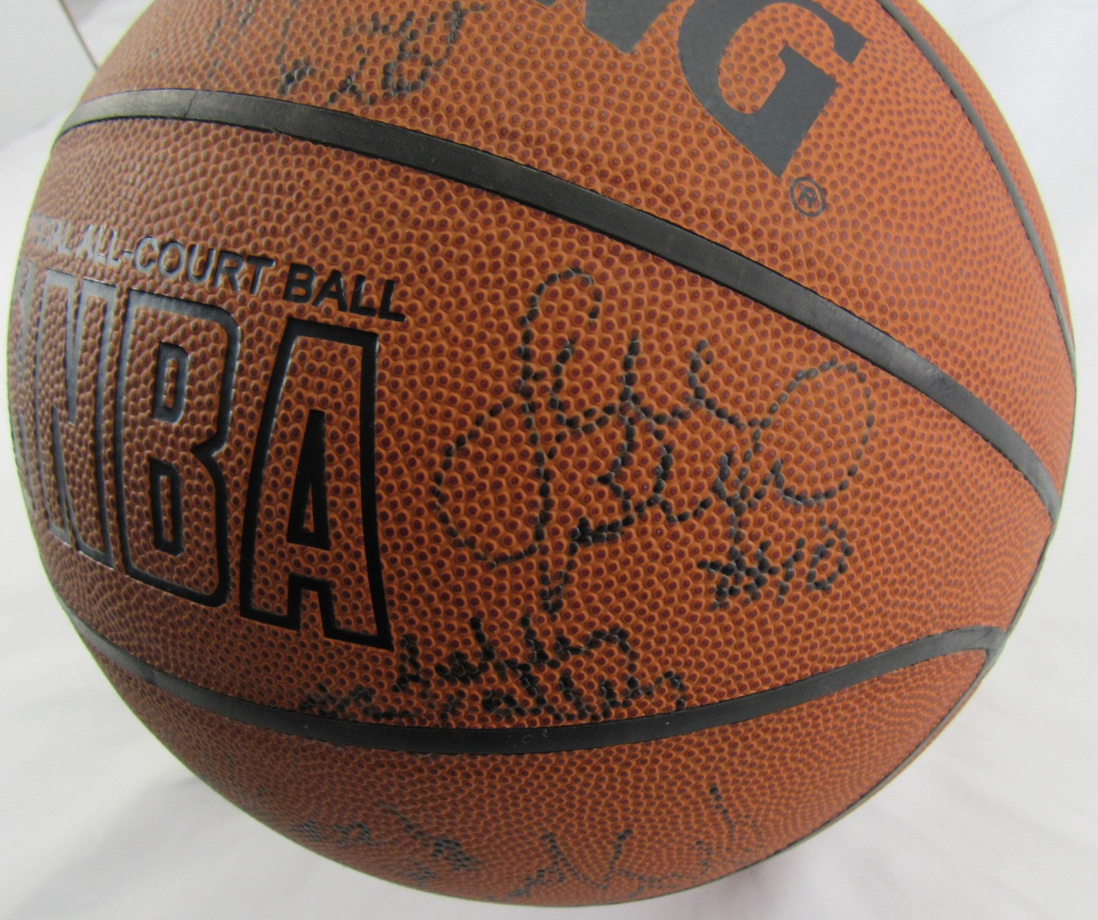 2001-02 Uconn Huskies Team Signed Basketball JSA LOA ZZ75401 Sue Bird Diana Taur 