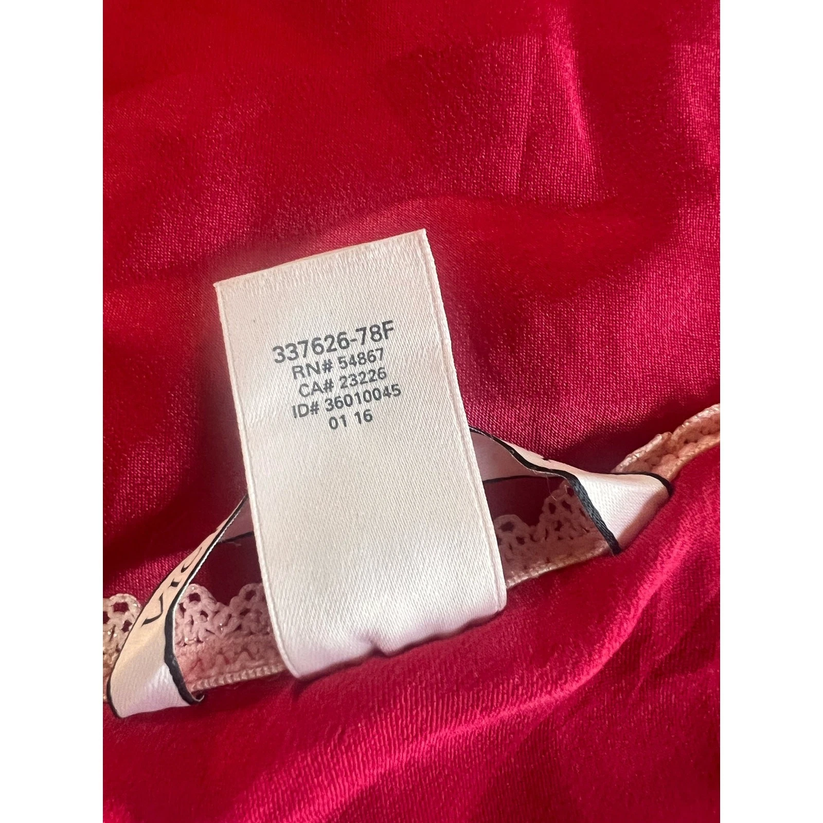 UNDERCOVER Abito slip rosso Victoria's Secret con orlo in pizzo rosa chiaro e spacco