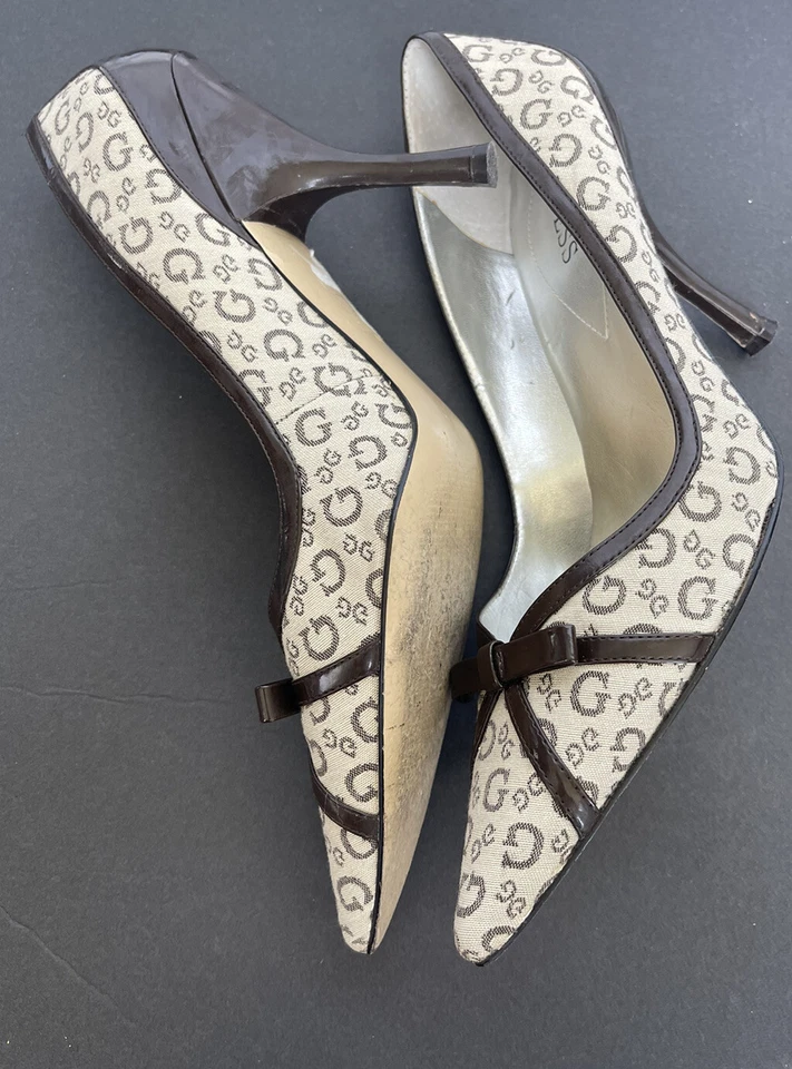 Zapatos de salón Guess Gabby Tacones 8,5 M Beige Sin cordones Monograma Tela Stiletto EXCELENTE Foto 4 de 4