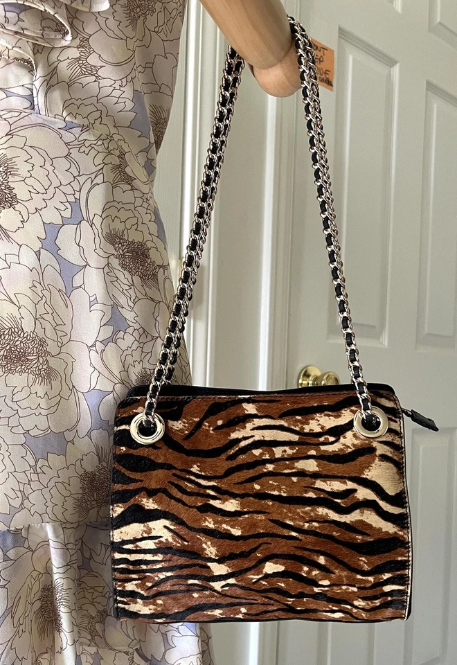 Bolso de hombro con correa de cadena de cuero de becerro negro con estampado de cebra de CHICO'S