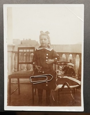 Foto Portrait Kind Albumin Mädchen Spielzeug Puppe Sepia Kostüm Marine Kleid alt