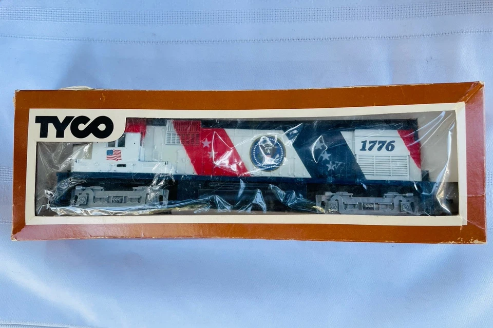 HO Scale Tyco 1776 diesel Powered-Lighted engine Spirit Plus Extra Train Cars - Image 2 of 4