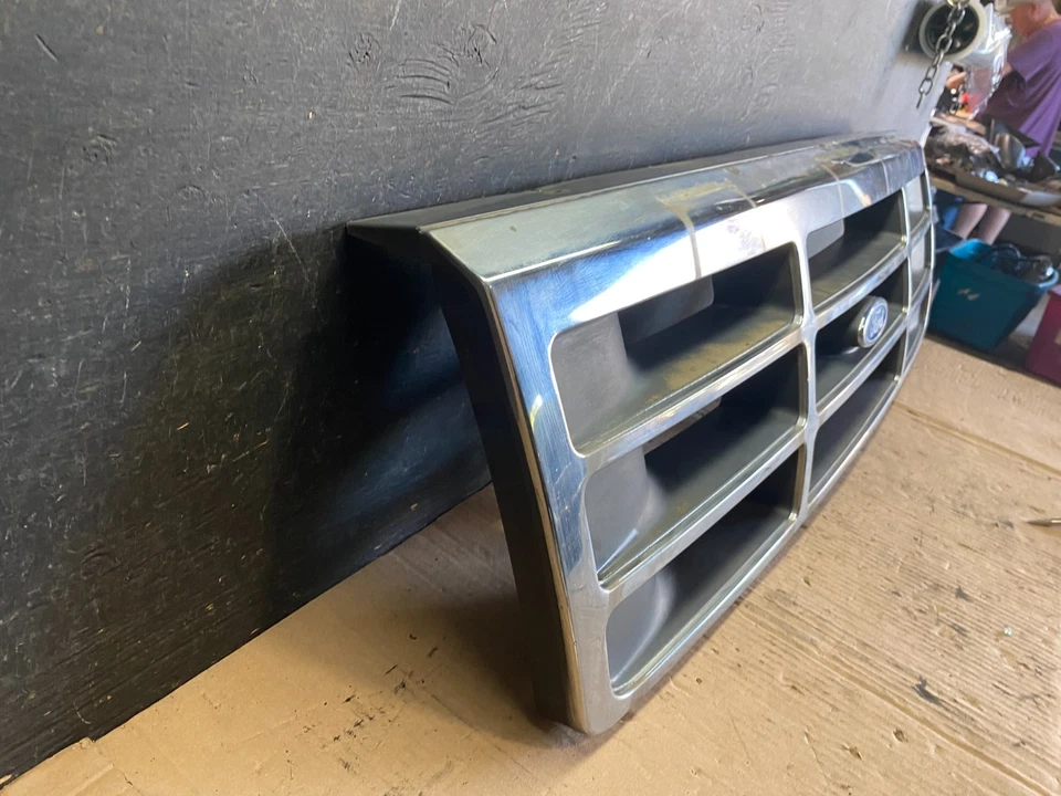 1992 to 1994 Ford F150 Bronco Front Upper Grill Grille Oem P8568 DG - Image 3 of 4
