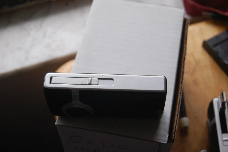 Cisco Flip UltraHD U32120 Camcorder Video Camera 3rd Gen - WORKS - Image 3 of 4