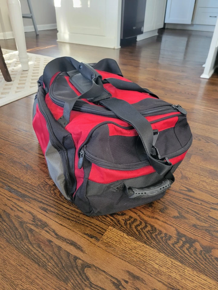 Bolso de Gimnasio Eddie Bauer 26" Rojo y Negro Lona Nylon Balístico con Correa para el Hombro Foto 2 de 4
