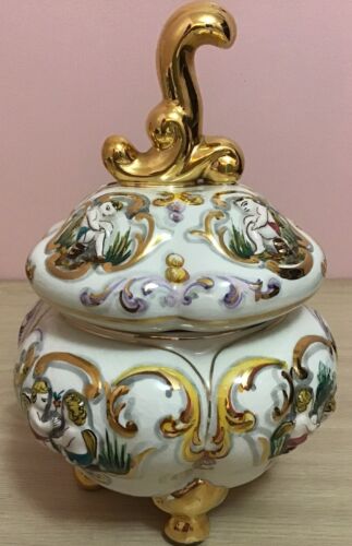 Grande compote italienne à couvercle en porcelaine, chérubins peints à la main et dorure - Photo 1/12