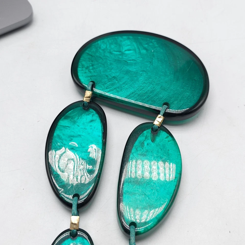 Collar artesanal de resina verde con cordón ajustable y detalles en tono dorado Foto 4 de 4