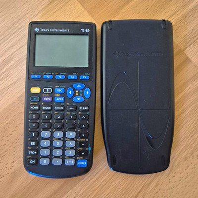 Texas Instruments TI-89 Grafikrechner programmierbar Batterie schwarz mit Deckel
