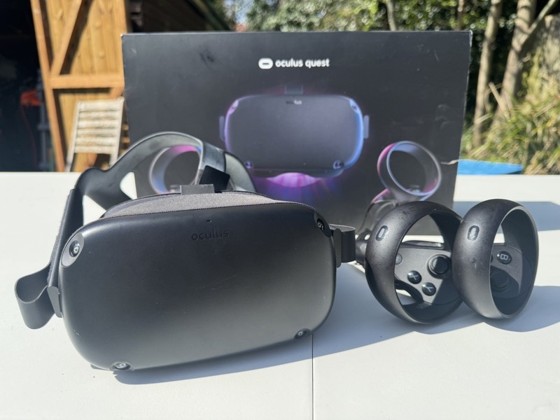 Oculus Meta Quest 1 128GB VR headset with controllers boxed  - case & data cable