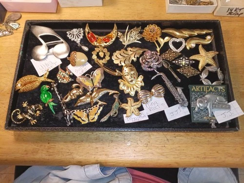 LOT OF VINTAGE COSTUME JEWELRY PINS J.J.  NINA RICCI ULTRA CRAFT