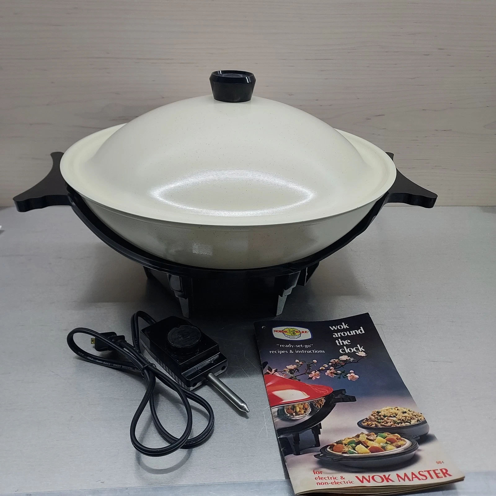 Vtg Nordic Ware Wok Chef Electric Non-Stick Surface 7.5 Qt Cream w/ Recipe Book