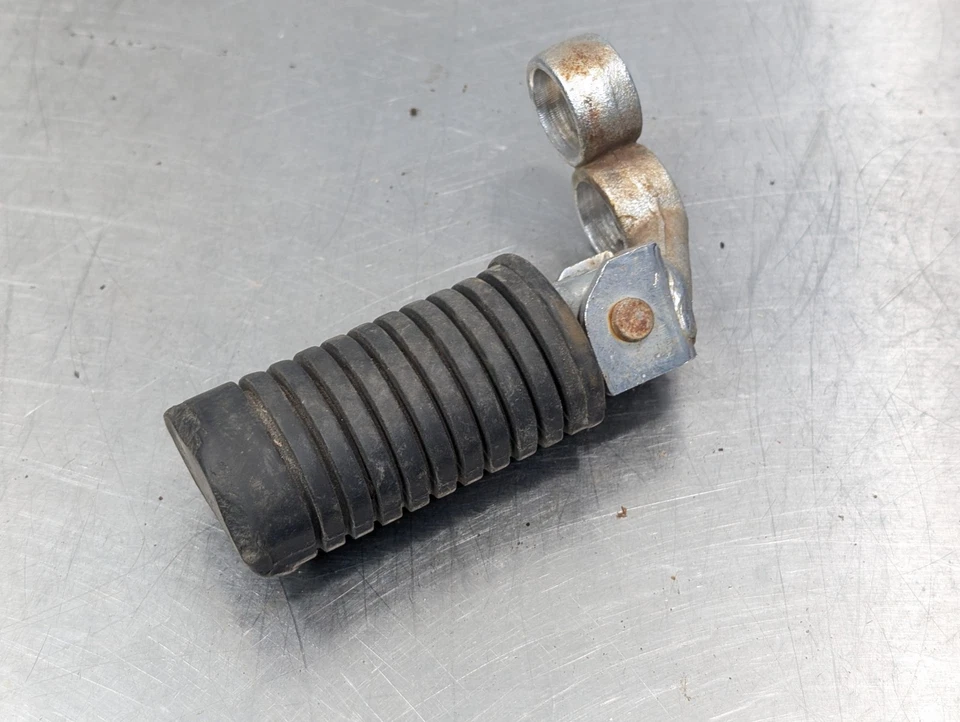 Par de reposapiés izquierdo derecho Suzuki GS650E GS550T 1981-1982 OEM Foto 2 de 4