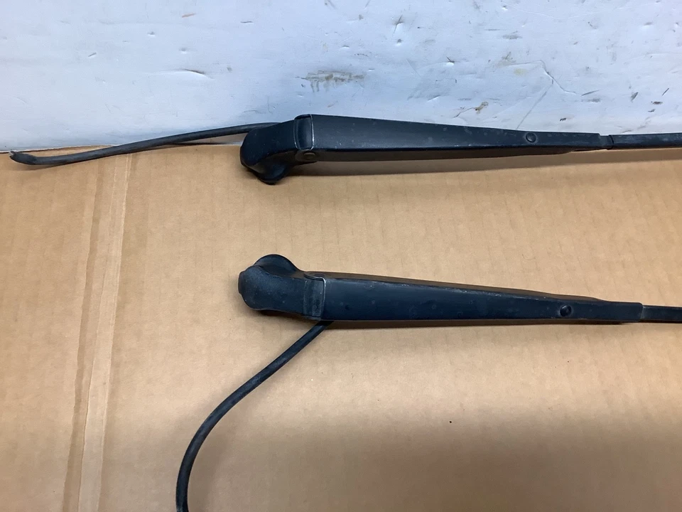 Par de brazos limpiaparabrisas Corvette 1974-1982 originales buenos usados diestro derecho Foto 3 de 4