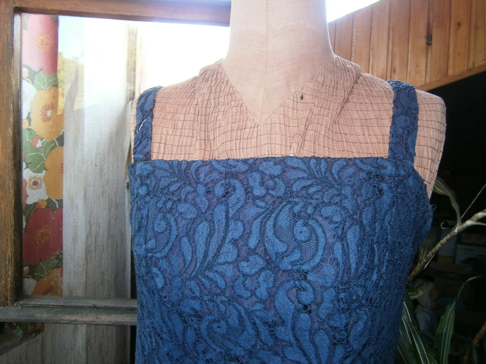 abito  sartoriale con bolero, di pizzo blu anni '60 ,in cotone - Immagine 2 di 4