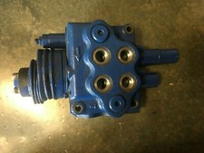 Esl13644 - A New Hyd. Control Valve For A Farmtrac 70, 80, 665, 665dtc Tractor