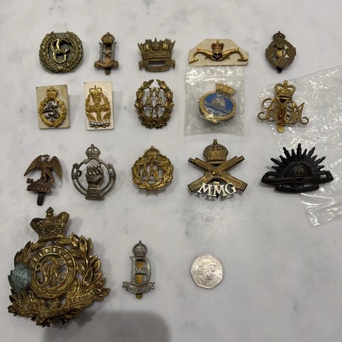 17 Job Lot Vintage Military militaria WW1/WW2 Badges Patches Buttons cap pin