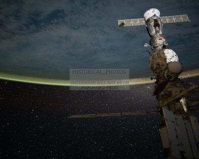 YELLOW GREEN AIRGLOW OVER EARTH HORIZON WITH SOYUZ DOCKED 8X10 PHOTO