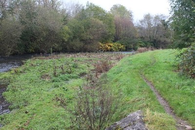 Foto A2 Rhymney Fluss und Deich, Dyffryn Gewerbepark Ystrad Mynach Lo c2017
