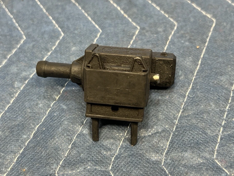 Volvo V70R V70 S70 1998-2000 válvula de vapor de purga al vacío Pierburg 9125243 OE #4113E Foto 3 de 4