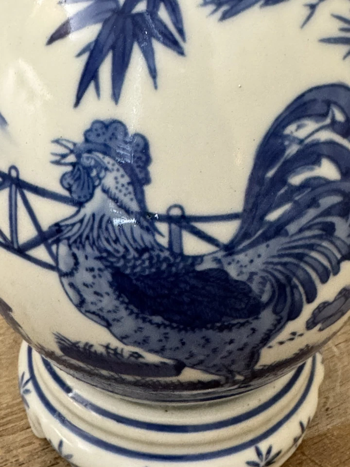 Estatuilla de huevo de porcelana vintage azul blanco gallo pedestal asiático Foto 3 de 4
