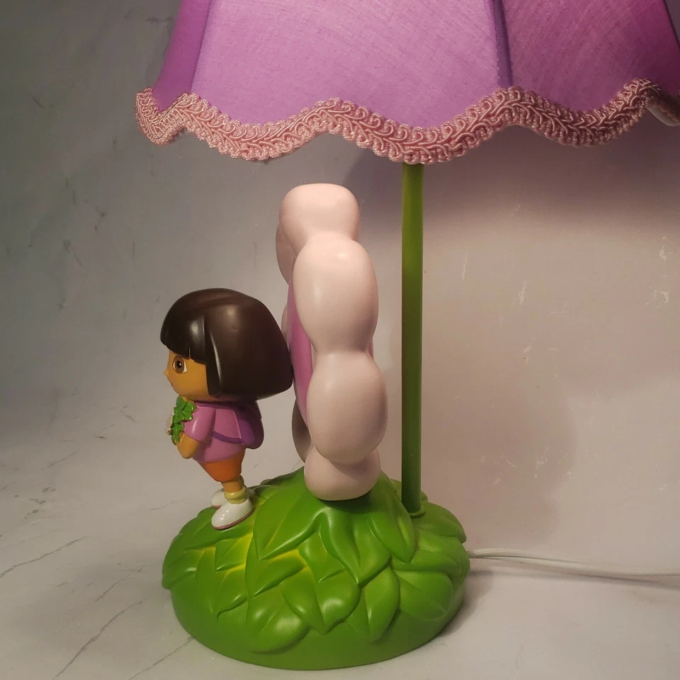 "Lámpara de Escritorio Dora la Exploradora 17"" Flor 3D y Luz Nocturna Púrpura Funciona Usada en Excelente Condición" Foto 3 de 4