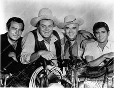 8b20-17053 Lorne Greene Dan Blocker Michael Landon Pernell Roberts TV Bonanza 8b