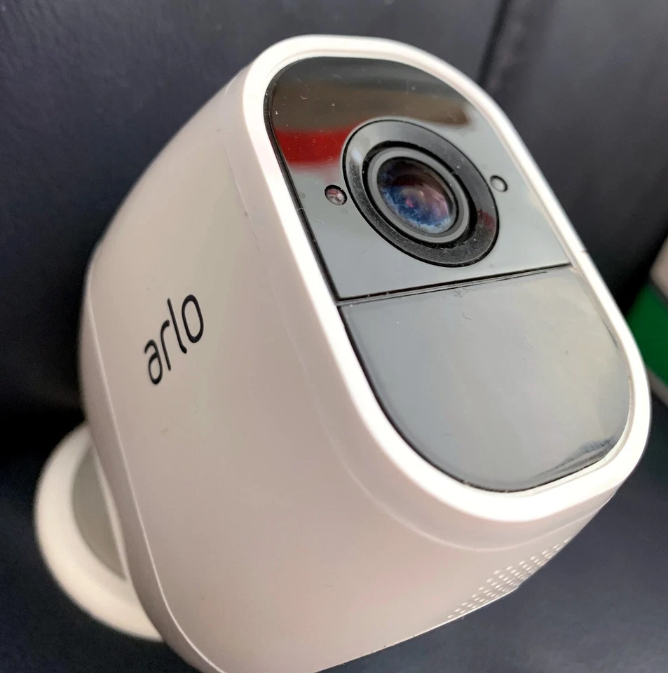 Arlo Pro 2 - 1er-Set im gebrauchten Topzustand mit + Zubehör - Bild 2 von 4