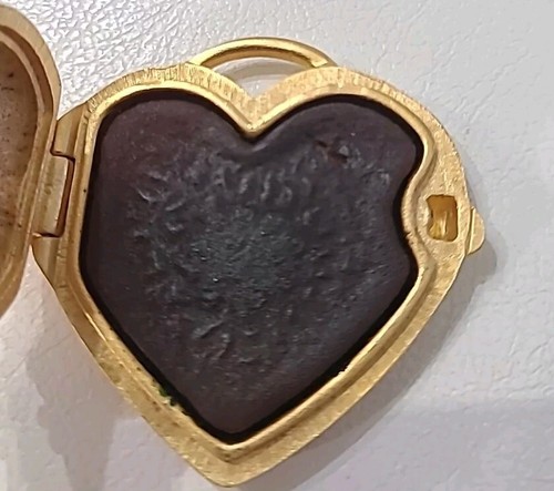 Estee Lauder Solid Perfume Compact Chained Heart Gold Vintage Preowned ⬇️ - Picture 9 of 24