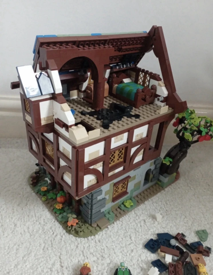 LEGO Ideas 21325 Medieval Blacksmith, photo 4 of 4