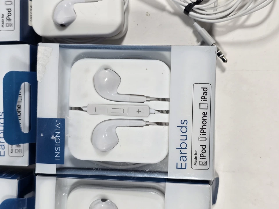 Lote Auriculares Insignia Jack 3.5mm Cableado, Bluetooth y Conector - Blanco Foto 2 de 4