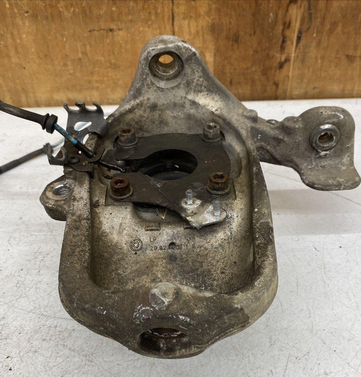 * 03-10 Maserati Quattroporte M139 Front Left Side Spindle Knuckle Hub 206791