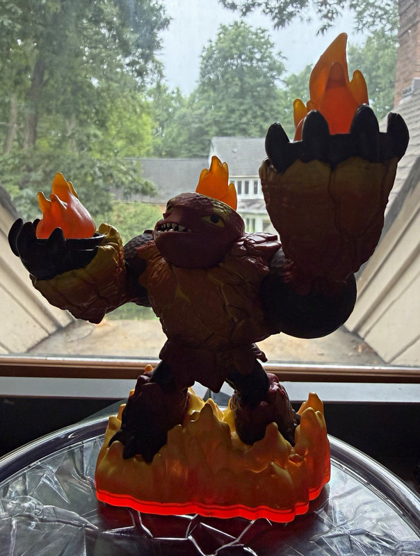 Activision Skylanders Giants - Hot Head - Light Up Character Figure on Base
