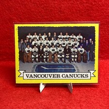 1973-74 Topps Hockey / Vancouver Canucks Team Photo Card #107
